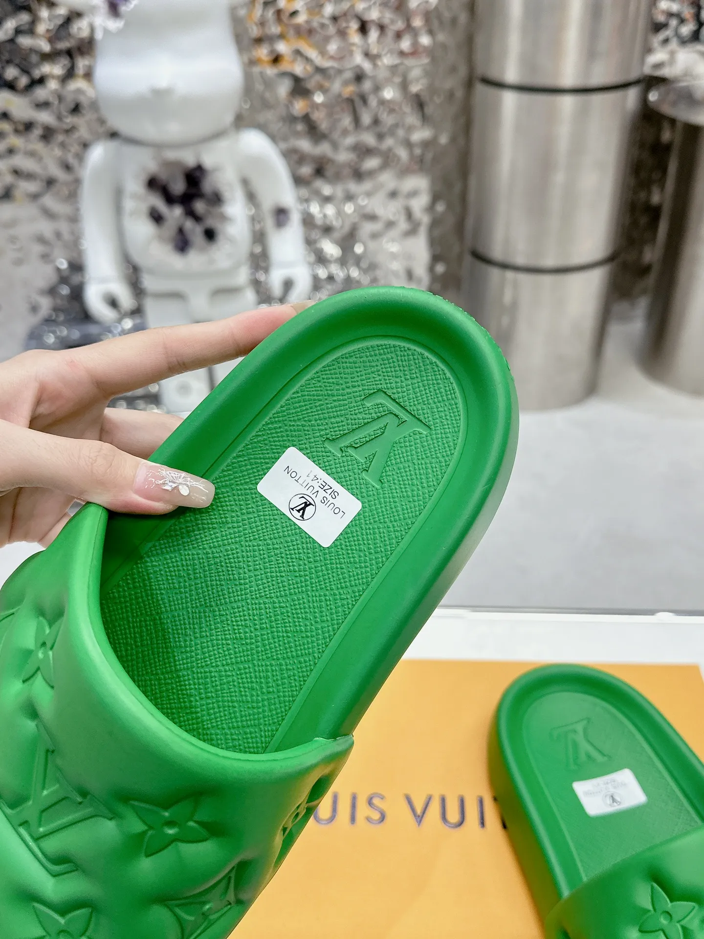 [L Home] P: 280💰 ▪️Shoe size: Women's 35-40 Men's 38-46▪️Packaging: Counter top quality~original packaging 𝟐𝟎𝟐5 Louis Vuitton counter's new embossed slippers, lv monogram embossed slippers, Waterfront sandals are back with a new look, and the upper buckle is embossed with lv's iconic Monogram pattern. Made of waterproof rubber with a comfortable and resilient insole. The lightweight, flexible outsole is embossed with the Louis Vuitton logo. ▪️Fabric: Original molded rubber foam surface ▪️Technology: embossed logo ▪️Sole: Original molded rubber foam outsole ▪️Sole thickness: 3CM.